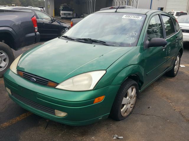 3FAFP37312R126657 - 2002 FORD FOCUS ZX5 GREEN photo 2