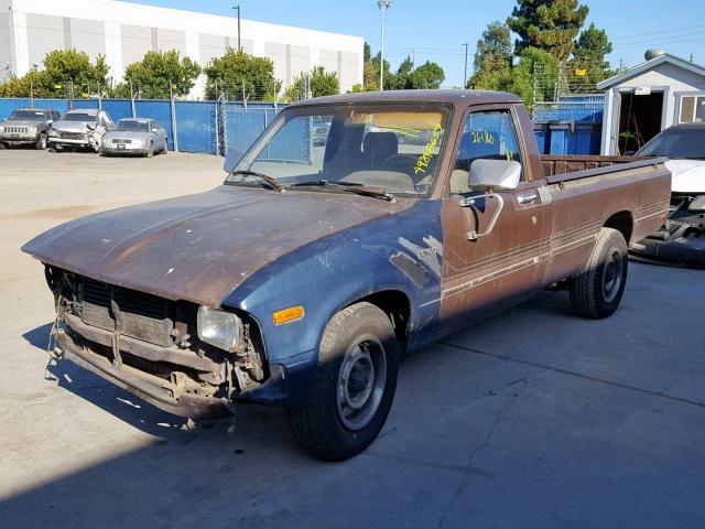 JT4RN44S4C0058015 - 1982 TOYOTA PICKUP 1/2 BROWN photo 2