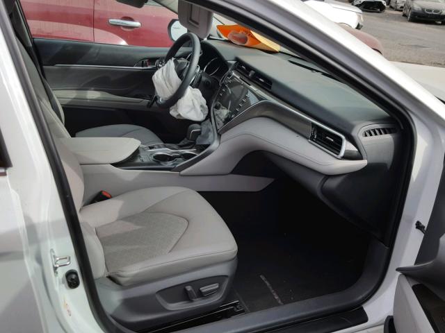 4T1B61HK8JU076557 - 2018 TOYOTA CAMRY XSE WHITE photo 5