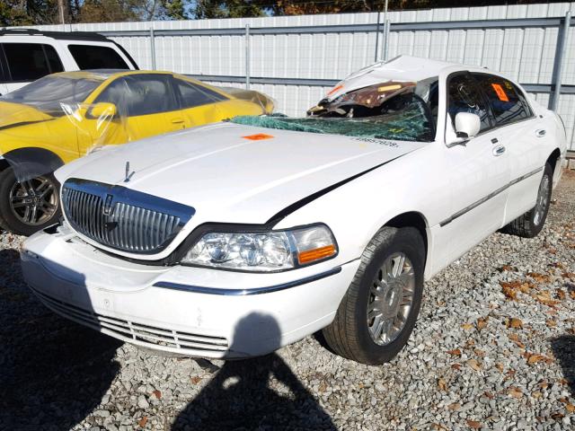 2LNHM82W98X640160 - 2008 LINCOLN TOWN CAR S WHITE photo 2