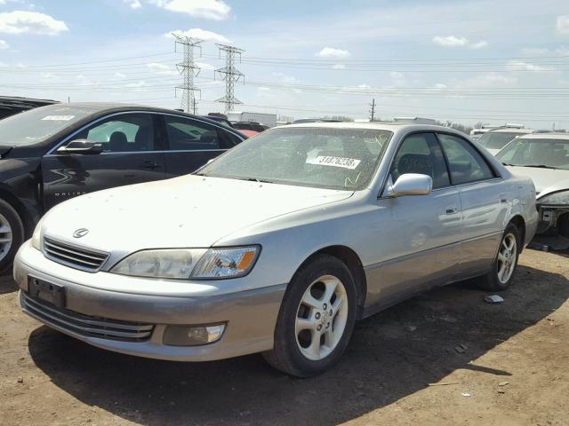 JT8BF28G810331350 - 2001 LEXUS ES 300 SILVER photo 2