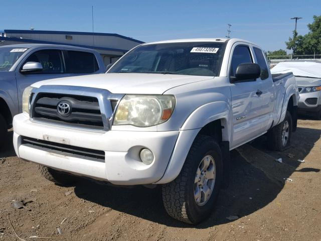 5TETU62N88Z521816 - 2008 TOYOTA TACOMA PRE WHITE photo 2