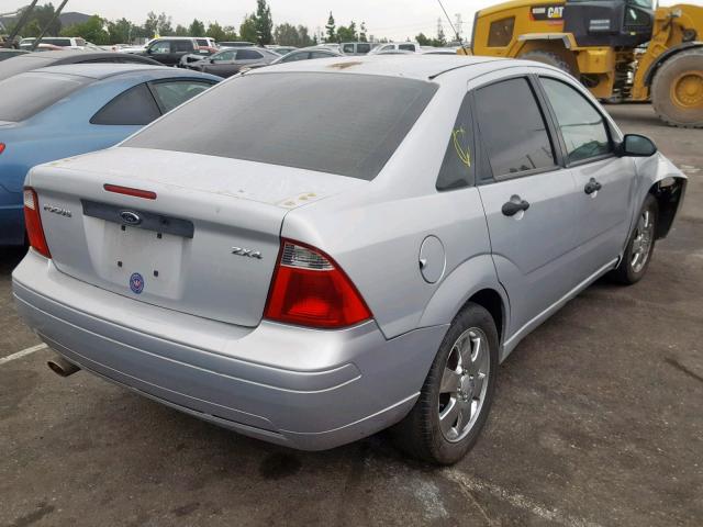 1FAFP34N95W157422 - 2005 FORD FOCUS ZX4 SILVER photo 4