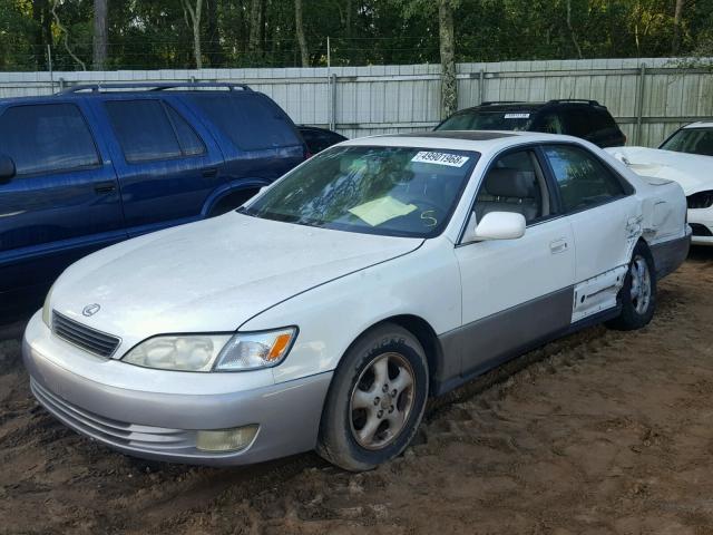 JT8BF22G1V5010879 - 1997 LEXUS ES 300 WHITE photo 2