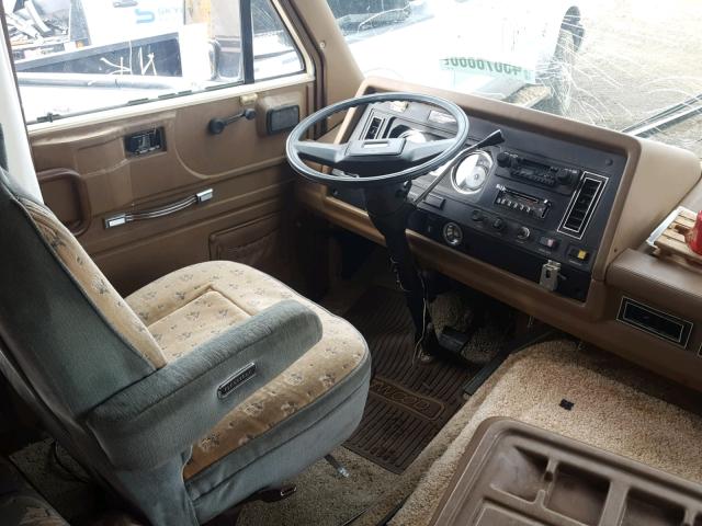 1GBKP37W0J3315501 - 1988 CHEVROLET P30 BEIGE photo 5