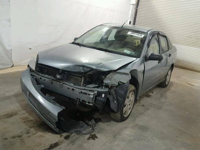 1FAFP34N96W102003 - 2006 FORD FOCUS ZX4 GRAY photo 2