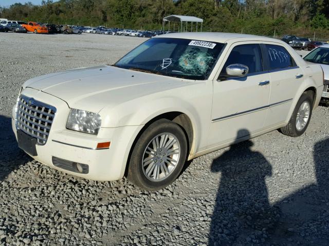 2C3CA4CD2AH281154 - 2010 CHRYSLER 300 TOURIN WHITE photo 2