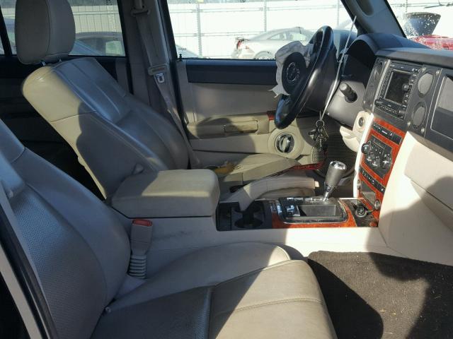 1J8HG58276C212041 - 2006 JEEP COMMANDER BLACK photo 5