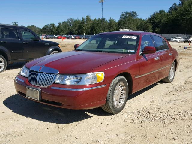 1LNFM82W2WY696669 - 1998 LINCOLN TOWN CAR RED photo 2