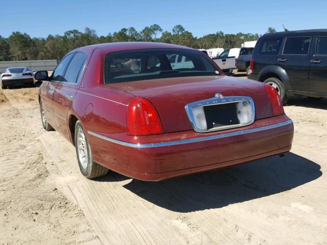 1LNFM82W2WY696669 - 1998 LINCOLN TOWN CAR RED photo 3