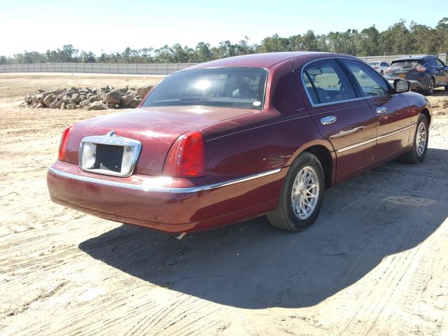 1LNFM82W2WY696669 - 1998 LINCOLN TOWN CAR RED photo 4