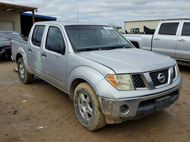 1N6AD07U86C475563 - 2006 NISSAN FRONTIER C SILVER photo 1