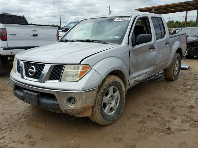 1N6AD07U86C475563 - 2006 NISSAN FRONTIER C SILVER photo 2