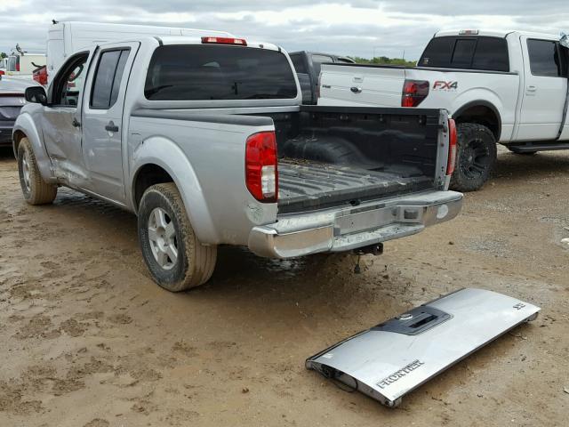 1N6AD07U86C475563 - 2006 NISSAN FRONTIER C SILVER photo 3