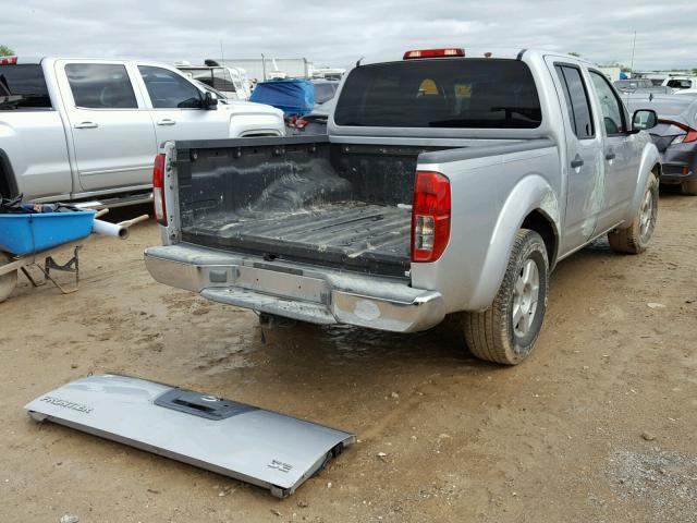 1N6AD07U86C475563 - 2006 NISSAN FRONTIER C SILVER photo 4