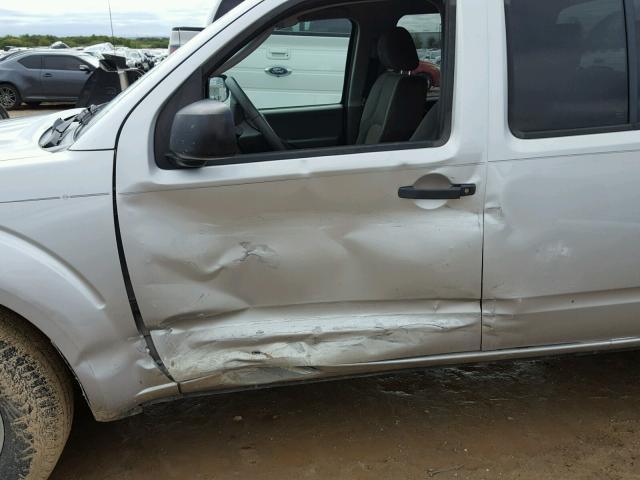 1N6AD07U86C475563 - 2006 NISSAN FRONTIER C SILVER photo 9