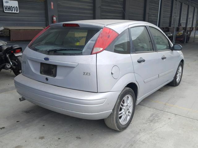 3FAFP37Z93R169522 - 2003 FORD FOCUS ZX5 SILVER photo 4