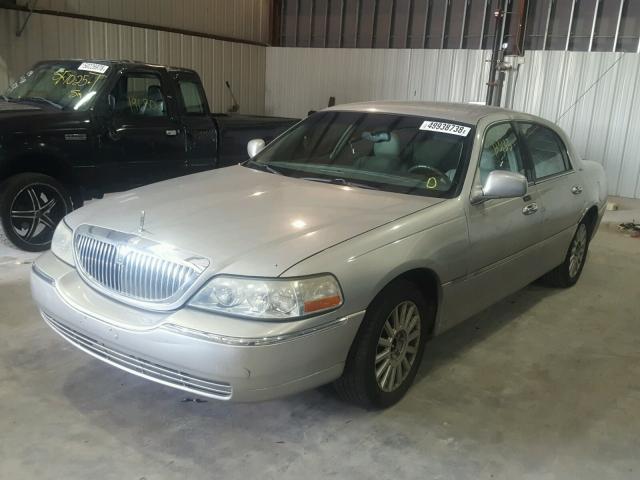 1LNHM81W24Y601731 - 2004 LINCOLN TOWN CAR E SILVER photo 2