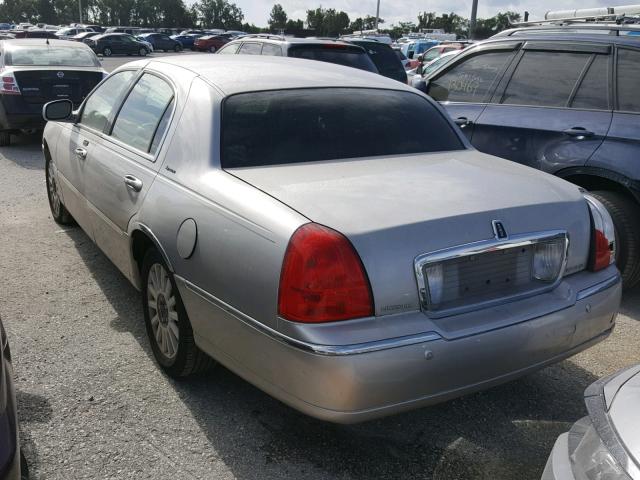 1LNHM81W24Y601731 - 2004 LINCOLN TOWN CAR E SILVER photo 3