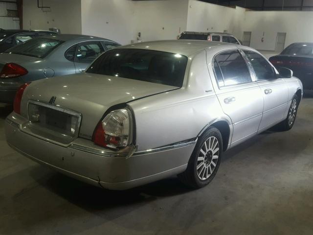 1LNHM81W24Y601731 - 2004 LINCOLN TOWN CAR E SILVER photo 4