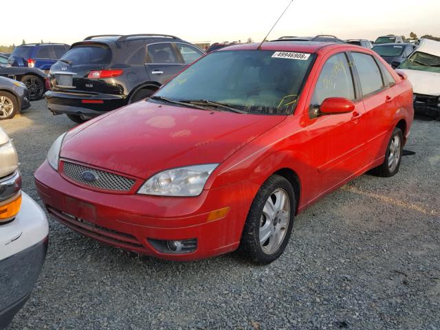 1FAHP38Z15W313958 - 2005 FORD FOCUS ZX4 RED photo 2