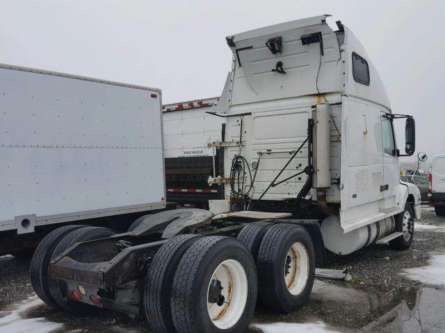 4V4NC9RH01N233704 - 2001 VOLVO VN VNL WHITE photo 4