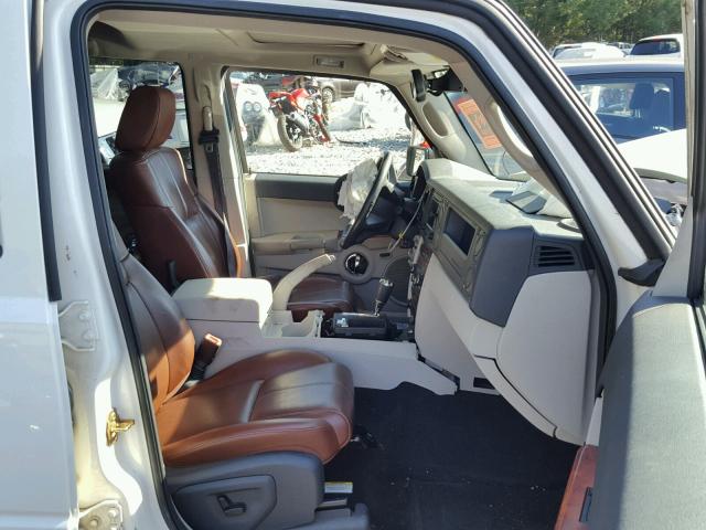 1J8HG58206C313910 - 2006 JEEP COMMANDER WHITE photo 5