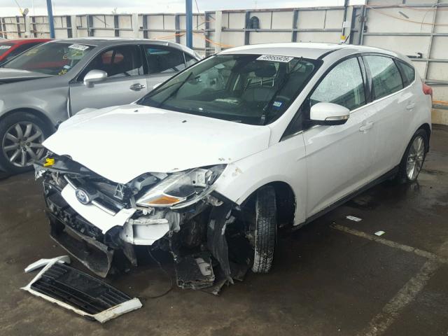 1FAHP3M20CL250102 - 2012 FORD FOCUS SEL WHITE photo 2