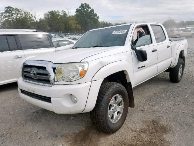 5TEMU4FN9AZ685486 - 2010 TOYOTA TACOMA DOU WHITE photo 2