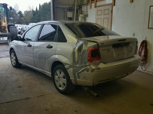 1FAFP34N76W134187 - 2006 FORD FOCUS ZX4 SILVER photo 3