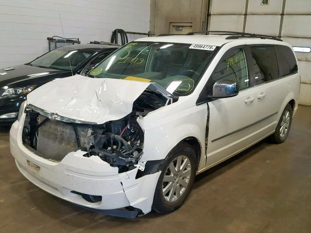 2A4RR8DX0AR451823 - 2010 CHRYSLER TOWN & COU WHITE photo 2