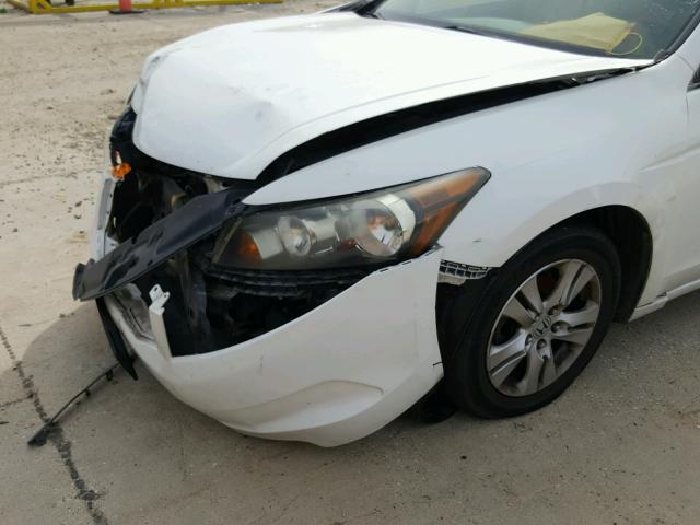 JHMCP26408C076535 - 2008 HONDA ACCORD LXP WHITE photo 9