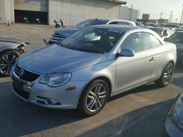 WVWFA71F98V038845 - 2008 VOLKSWAGEN EOS LUX 银色 照片 2