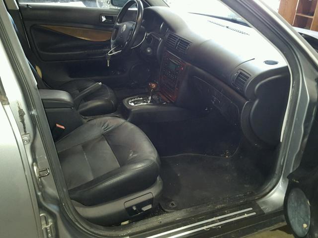 WVWRH63B74P107687 - 2004 VOLKSWAGEN PASSAT GLX GRAY photo 5