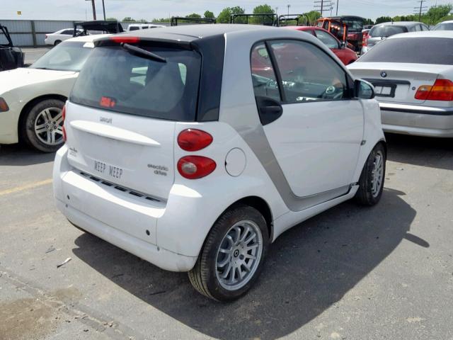 WMEEJ3BA8DK653083 - 2013 SMART FORTWO PUR WHITE photo 4