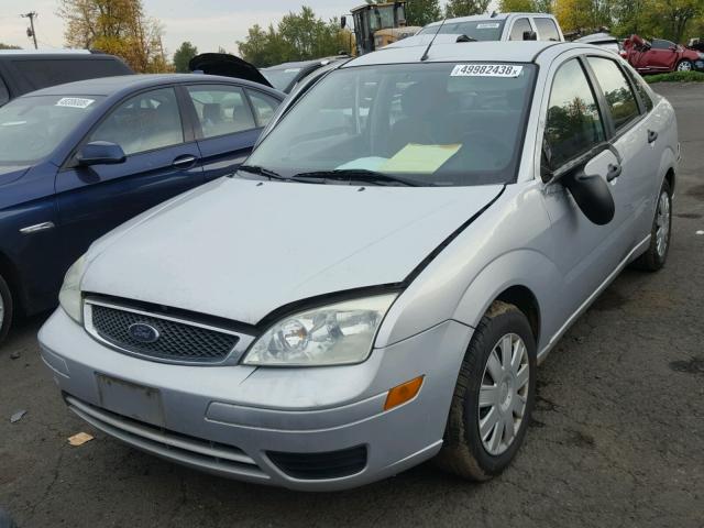 1FAFP34N66W127439 - 2006 FORD FOCUS ZX4 SILVER photo 2