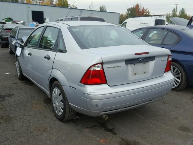 1FAFP34N66W127439 - 2006 FORD FOCUS ZX4 SILVER photo 3