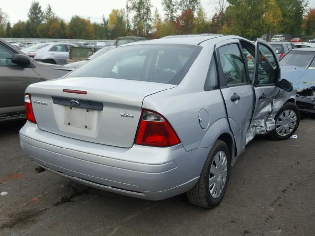 1FAFP34N66W127439 - 2006 FORD FOCUS ZX4 SILVER photo 4