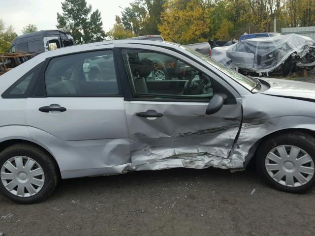 1FAFP34N66W127439 - 2006 FORD FOCUS ZX4 SILVER photo 9