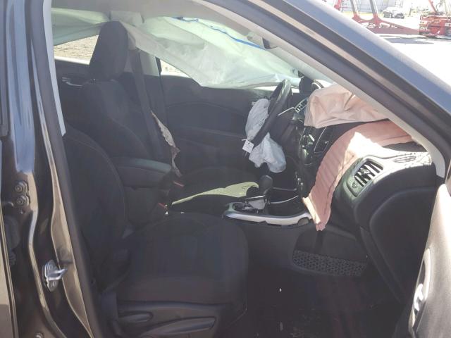 3C4NJCAB3JT133683 - 2018 JEEP COMPASS SP ნაცრისფერი ფოტო 5