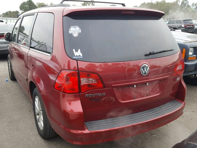 2C4RVABG7CR390663 - 2012 VOLKSWAGEN ROUTAN SE BURGUNDY photo 3