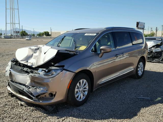 2C4RC1BG1JR126616 - 2018 CHRYSLER PACIFICA T BROWN photo 2