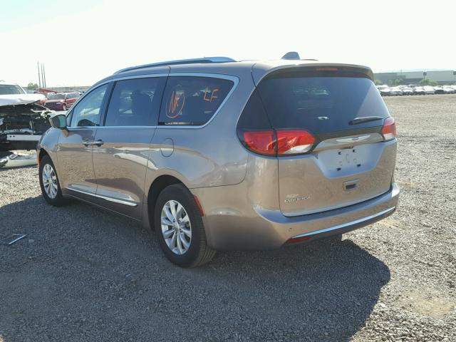 2C4RC1BG1JR126616 - 2018 CHRYSLER PACIFICA T BROWN photo 3