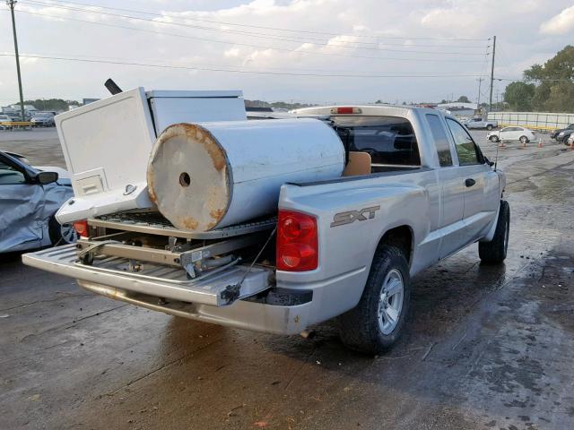 1D7HE32K08S520158 - 2008 DODGE DAKOTA SXT SILVER photo 4