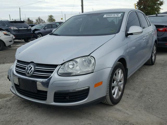 3VWJL7AJ0AM031191 - 2010 VOLKSWAGEN JETTA TDI SILVER photo 2