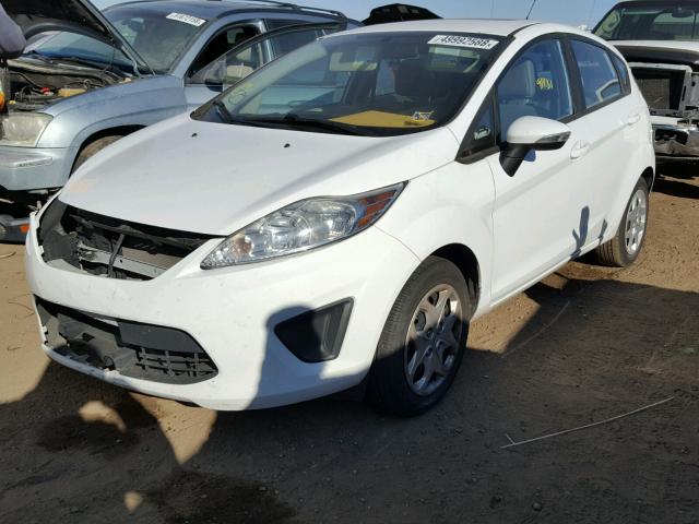 3FADP4EJ2DM129579 - 2013 FORD FIESTA SE WHITE photo 2