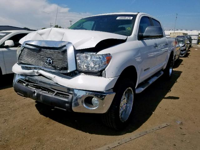 5TFEM5F11BX025278 - 2011 TOYOTA TUNDRA CRE WHITE photo 2