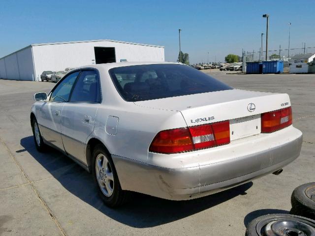 JT8BF22G1V0039585 - 1997 LEXUS ES 300 WHITE photo 3