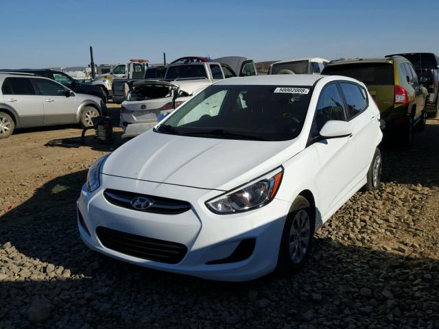 KMHCT5AEXGU277457 - 2016 HYUNDAI ACCENT SE WHITE photo 2