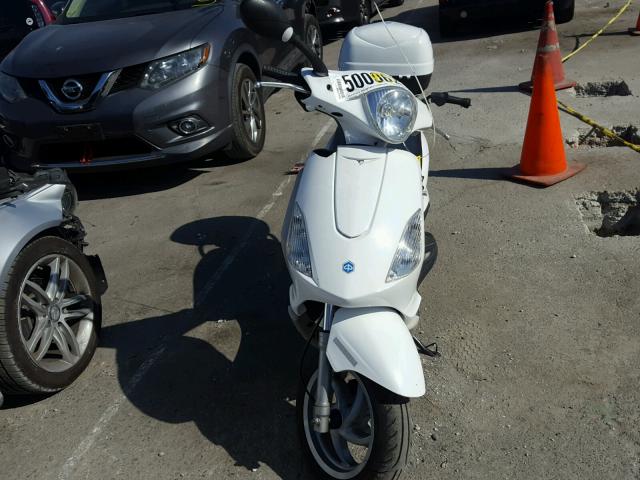 ZAPM578F494000768 - 2009 PIAGGIO FLY 50 WHITE photo 9